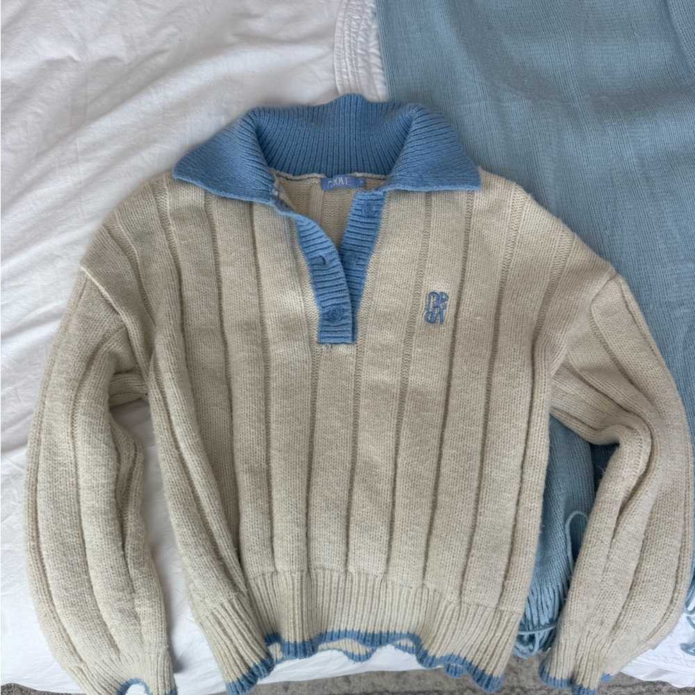 Vintage Cream Sweater with Light Blue Collar